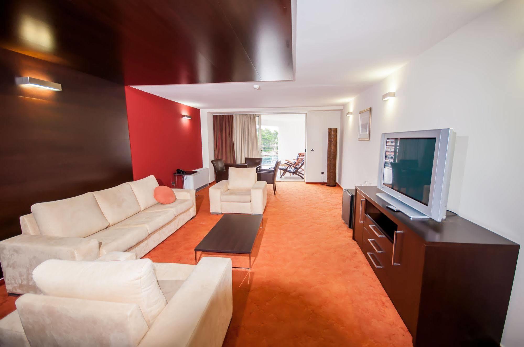 Hotel Maxim โบชาวา ภายนอก รูปภาพ