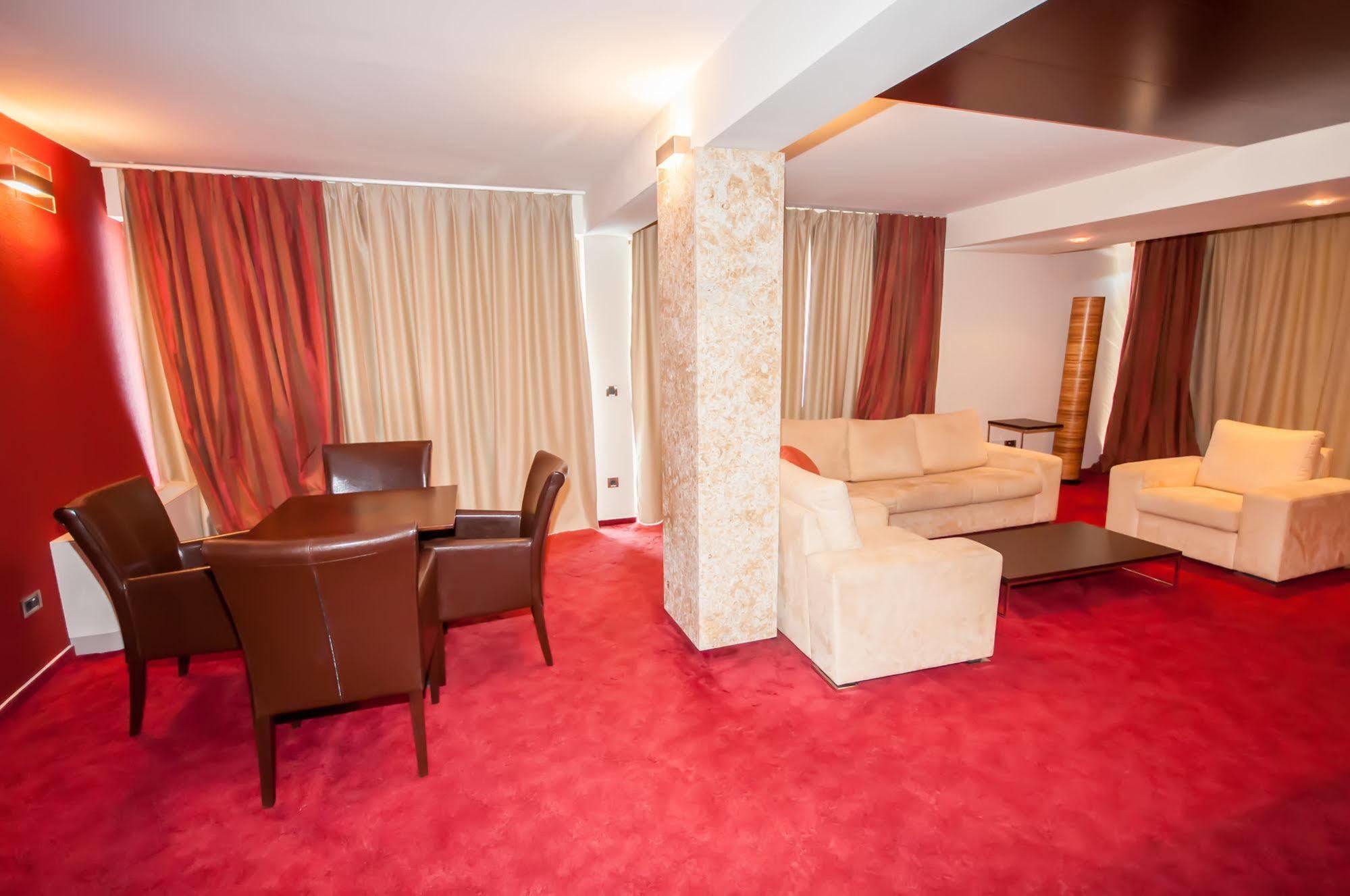 Hotel Maxim โบชาวา ภายนอก รูปภาพ